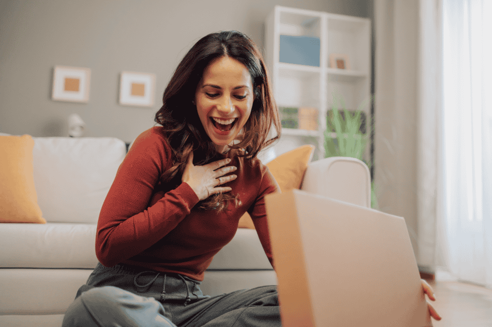 Woman receiving Wandermento gift